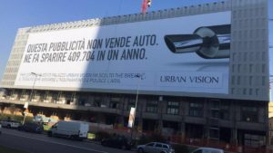 I cartelli pubblicitari mangiano lo smog: si parte da Milano e Roma