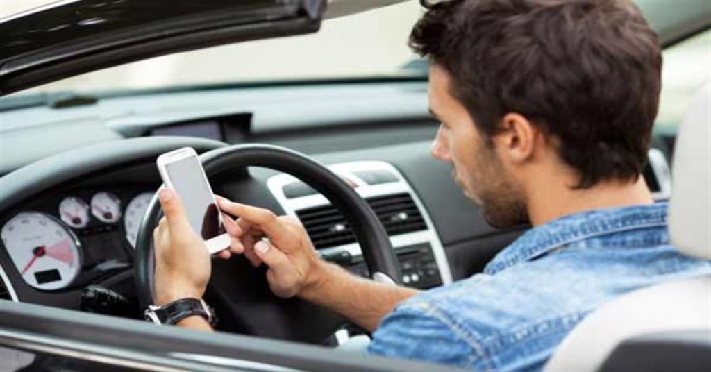 Stop al cellulare alla guida: il governo pensa al ritiro della patente
