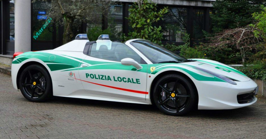 Una Ferrari per gli agenti della polizia locale di Milano