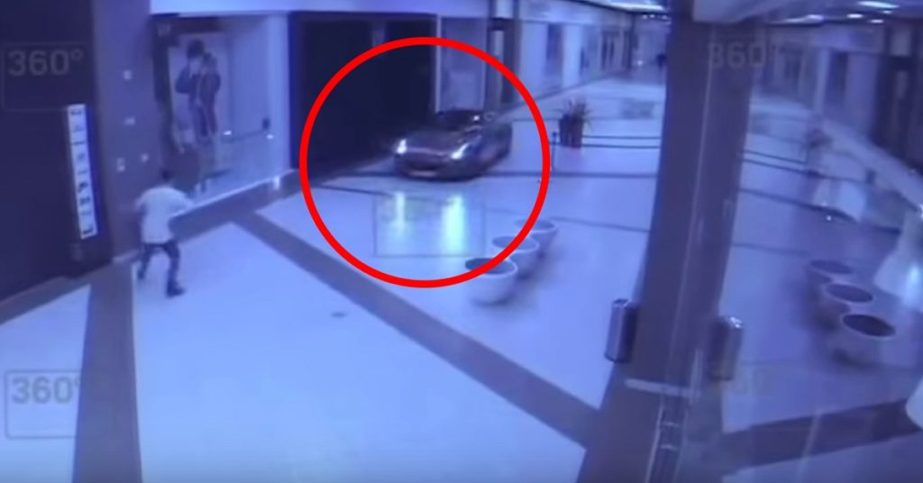 Mosca, ex politico semina il panico con la Ferrari al centro commerciale (VIDEO)