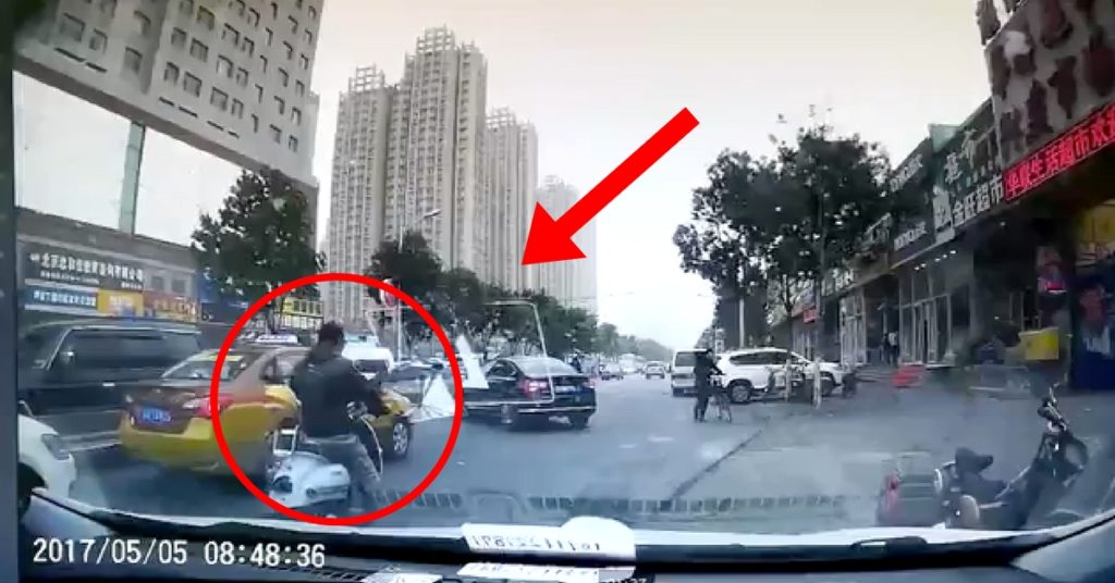 Pechino, motociclista viene travolto da cartellone volante (VIDEO)