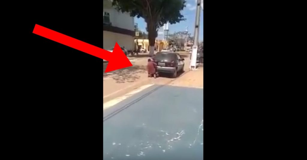 Uomo beccato a “far sesso” con la marmitta di un’auto (VIDEO)