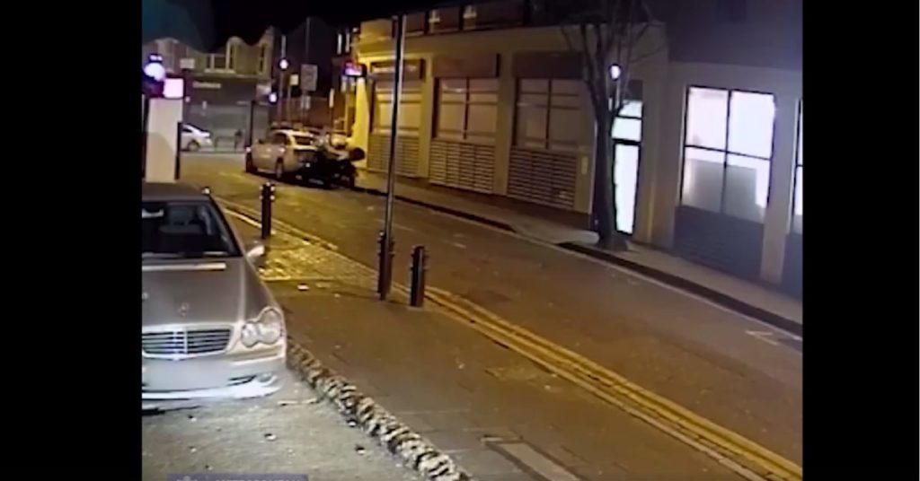 Litiga con un ciclista per strada, poi lo investe per vendetta  (VIDEO)