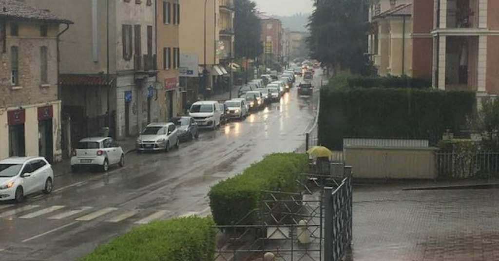 Coda causata da un’auto parcheggiata: succede a Brescia