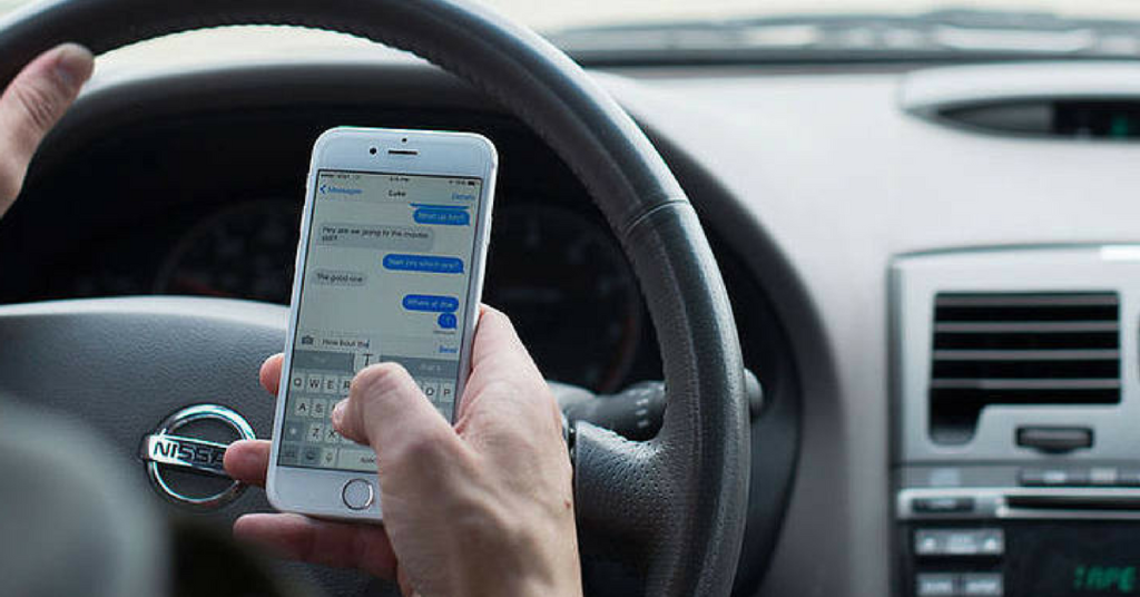 Cellulare alla guida, nuovo dietrofront: fino a sei mesi di sospensione della patente