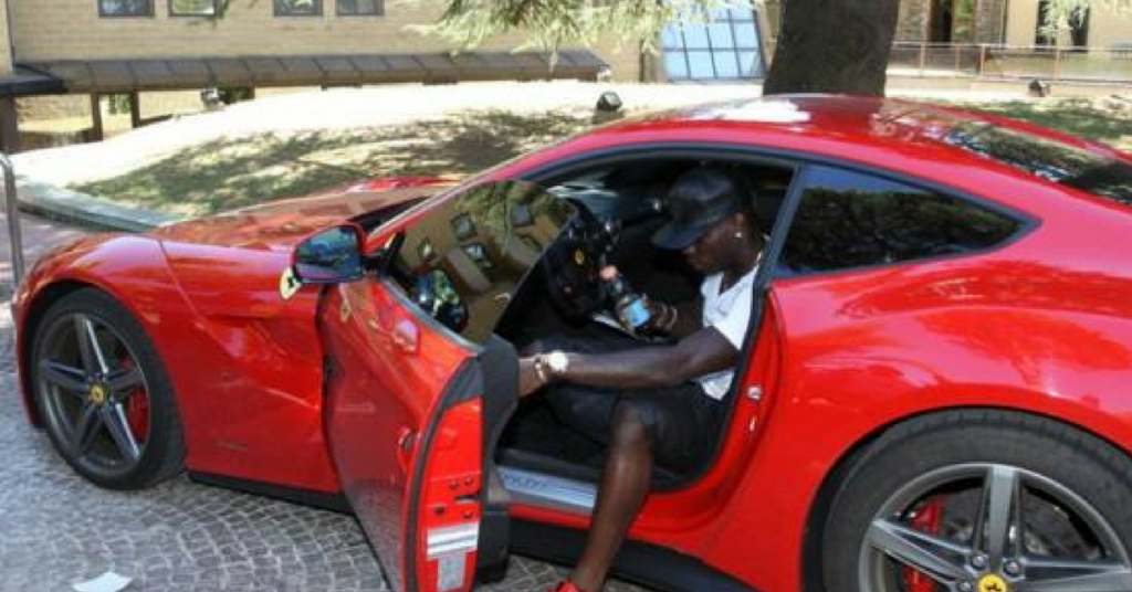 Balotelli in Ferrari a 200 km/h e multato, ma lui smentisce