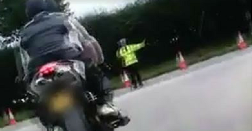 Motociclista impenna e perde la vita: diffuso il video choc dell’incidente