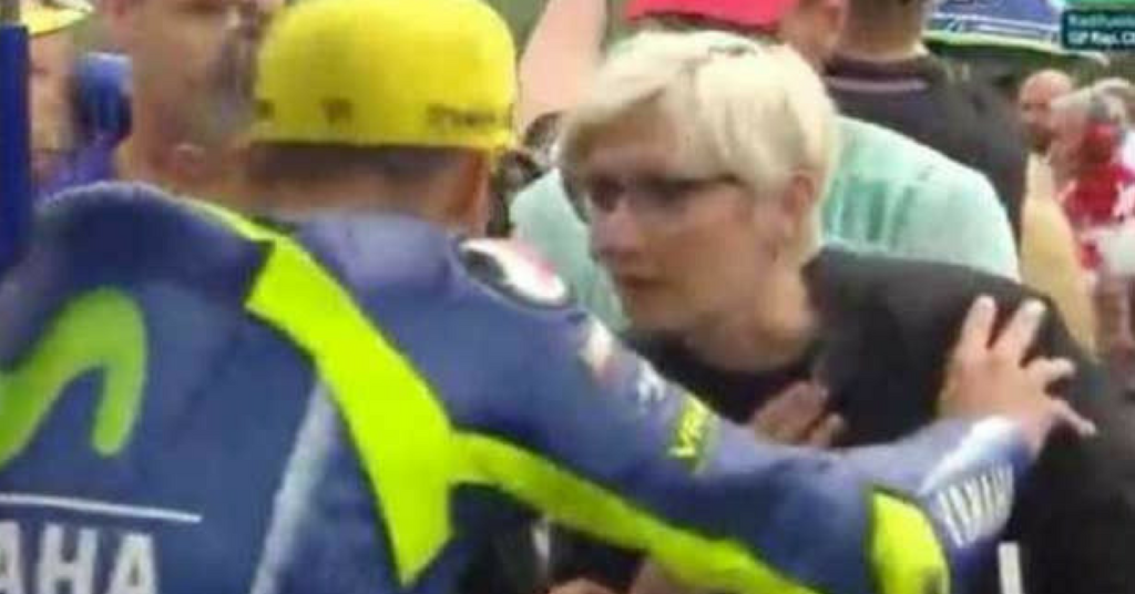 “Disturbatrice” ai box, Rossi allontana una donna prima della partenza a Brno (VIDEO)