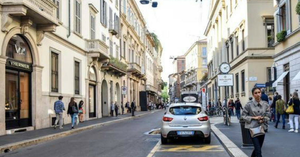 Milano, Ferrari parcheggiata nel posto disabili: “Io me ne frego”