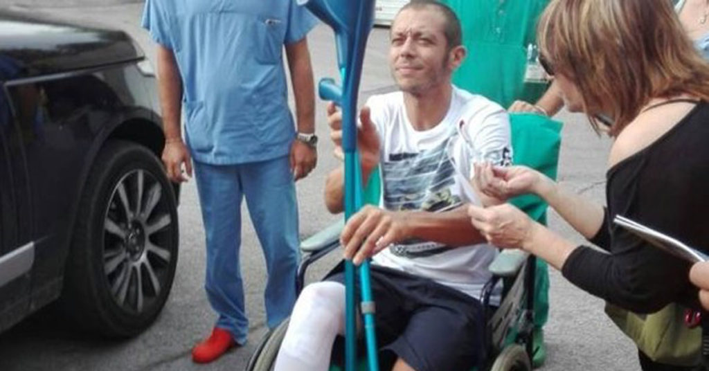 Valentino Rossi, scoppia il caso: rubata la radiografia della gamba rotta