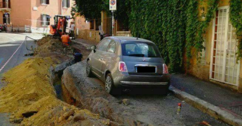 Roma, Fiat 500 in “ostaggio” dei lavori stradali, la foto finisce su Facebook