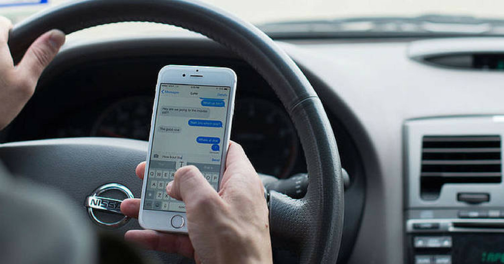 Cellulare alla guida, linea ancora più dura: maxi sospensione della patente