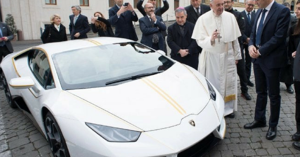 Una Lamborghini per Papa Francesco: sarà messa all’asta per beneficenza