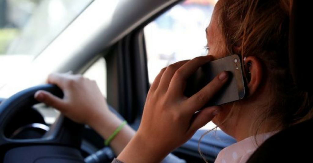 Cellulare alla guida e seggiolino anti-abbandono: salta la linea dura