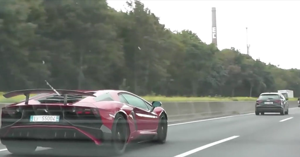 Lamborghini Aventador contro Huracan: folle corsa clandestina in autostrada