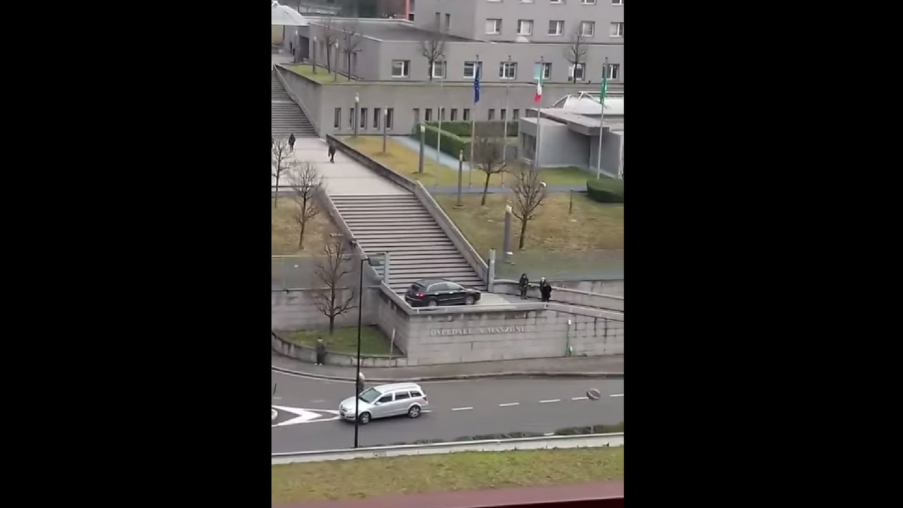Auto sulle scale dell’ospedale di Lecco: il video diffuso online