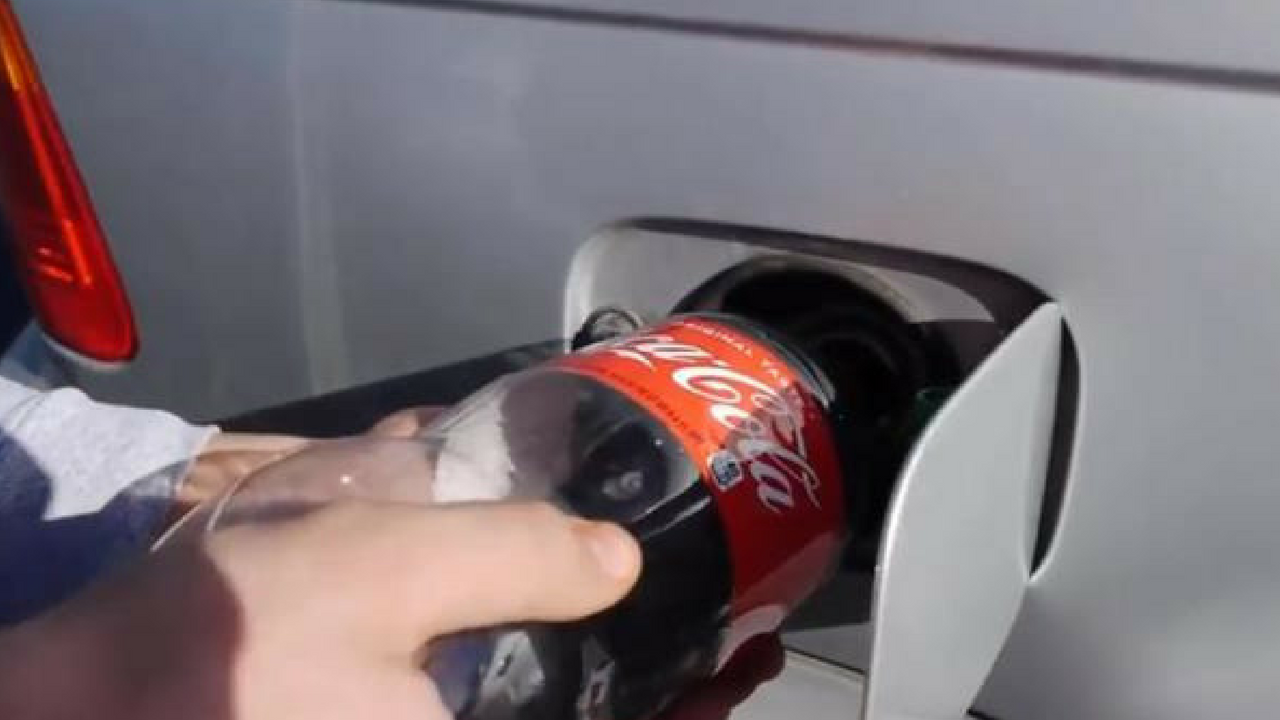 Coca Cola nel serbatoio dell’auto: ecco il risultato