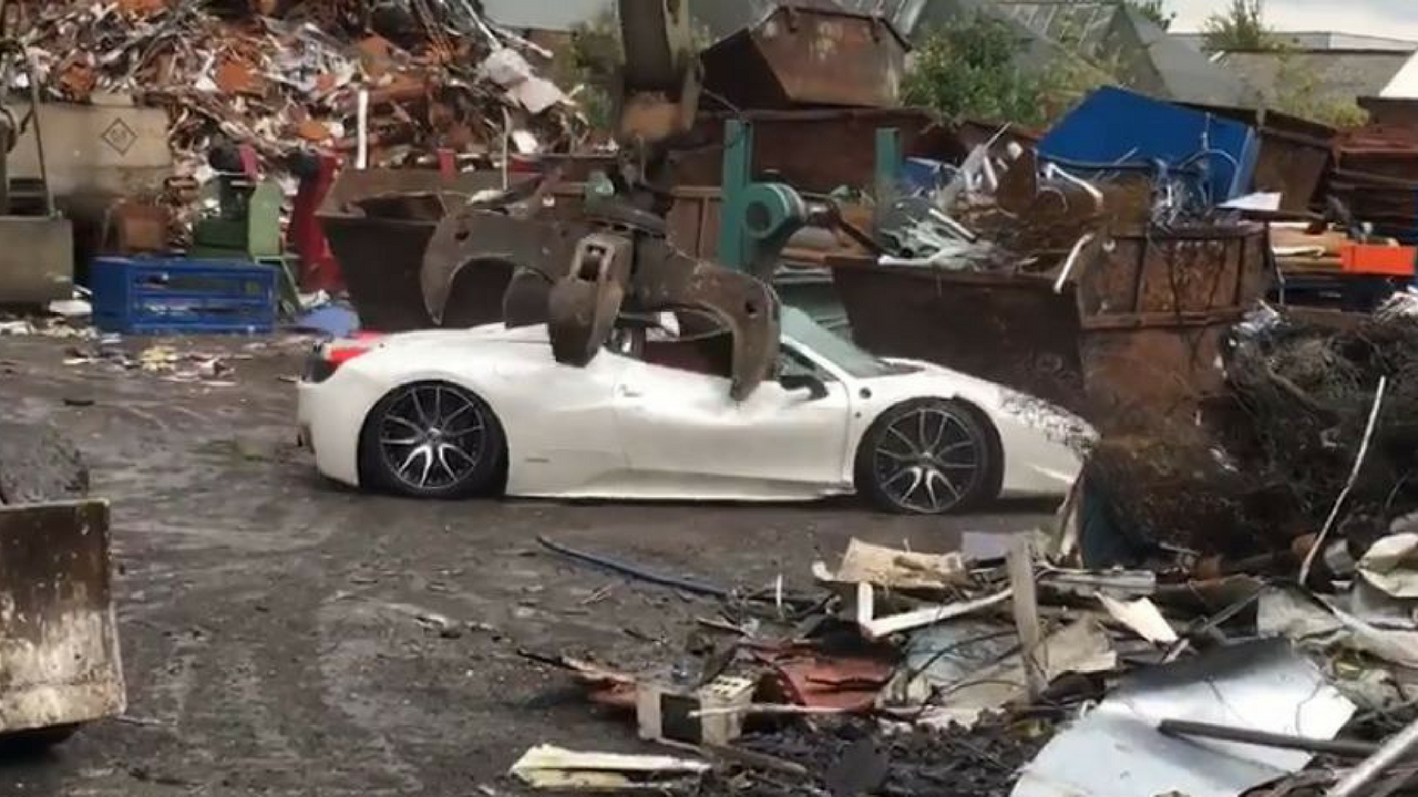 Sequestrata e poi demolita: il proprietario di una Ferrari assiste impotente