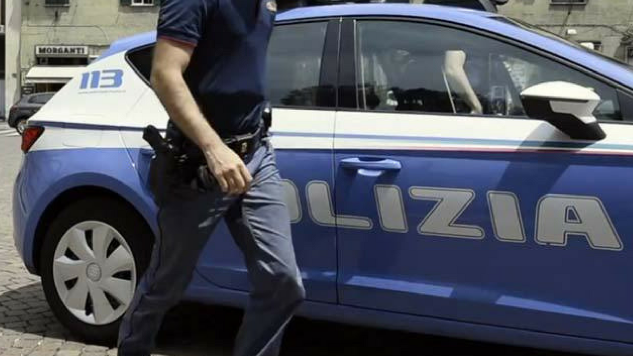 Torino, manomettono il parchimetro con spugna e filo di ferro: tre arresti