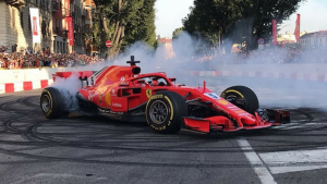 F1, show run in Darsena: Vettel tocca le barriere con la SF71H ma la folla lo acclama