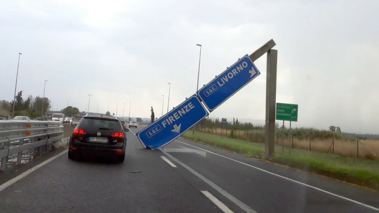 Cartello stradale cade sulla Firenze-Pisa-Livorno: attimi di paura