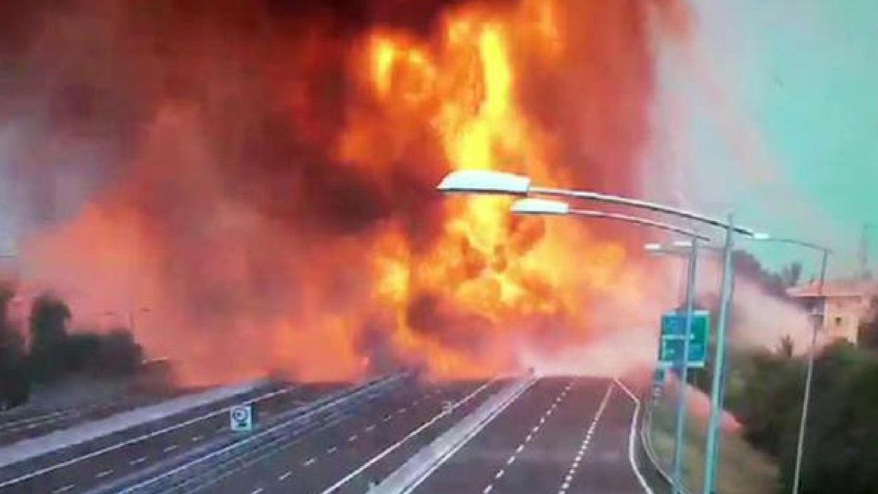 Incendio a Bologna: la carreggiata A14 riapre, si punta a ridurre i disagi