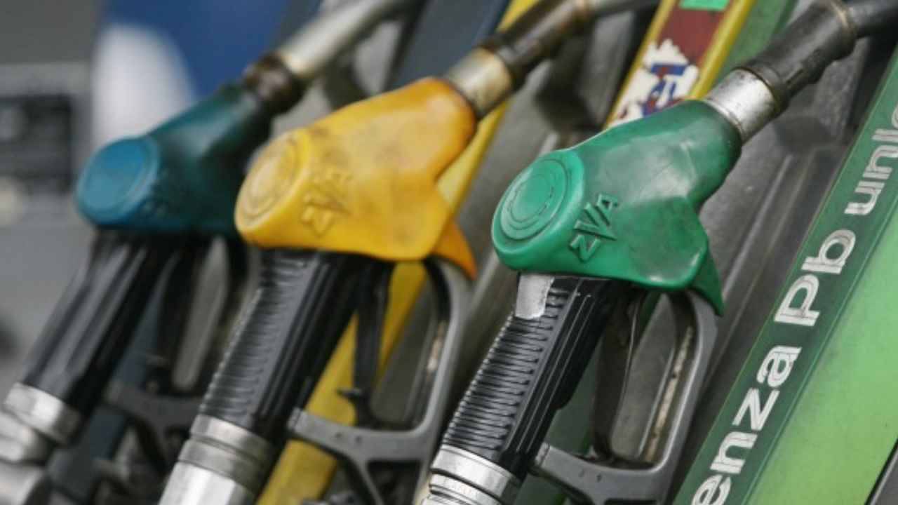 Benzina, aumento dietro l’angolo: il prezzo può arrivare a 2 euro