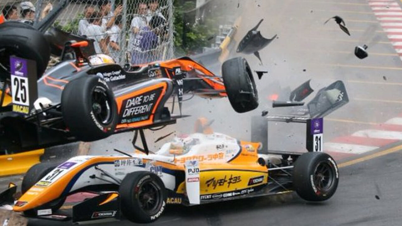 F3, terrore al GP di Macau: monoposto si schianta a 276km/h e travolge i fotografi, grave pilota 17enne