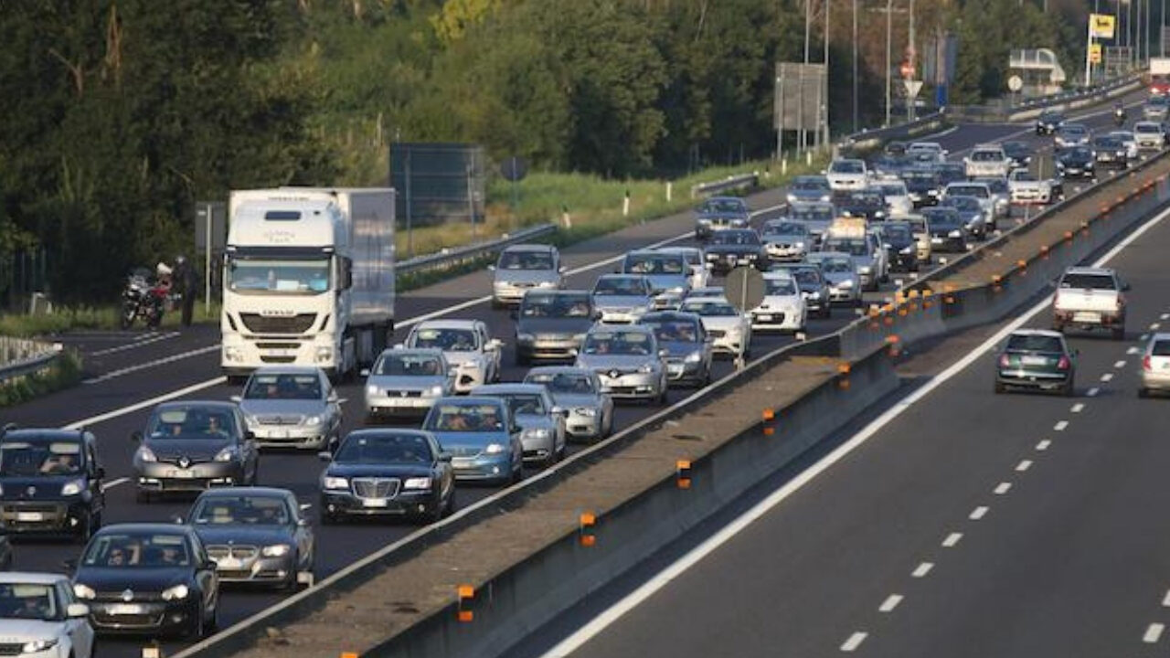 Autostrade, la proposta della Lega: limite di velocità a 150 km/h