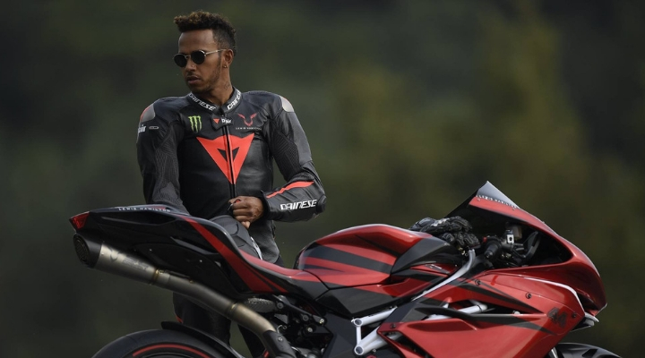 Lewis Hamilton attratto dalle moto, Valentino Rossi lo aspetta al ranch