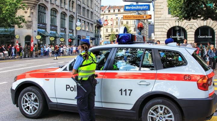 Poliziotto supera il limite di velocità mentre è in servizio: multato