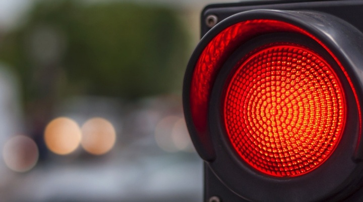 Multa per semaforo rosso: è valida anche se il semaforo dura poco