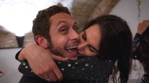 Festa grande per i 40 di Valentino: il “Dottore” è tutto un bacio con Francesca