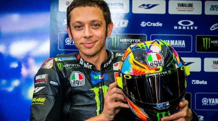 Rossi, ai test in Malesia con un nuovo casco: è disegnato a mano
