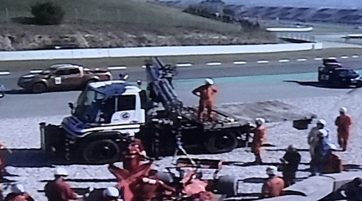 Brivido per Vettel, problema meccanico nei test e finisce contro le barriere