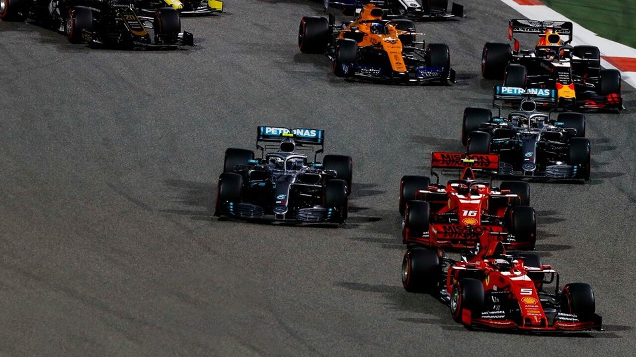 F1: Leclerc fermato da un problema tecnico ad un passo dalla vittoria, vince Hamilton