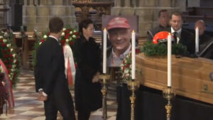 Funerali Niki Lauda, il casco Ferrari sul feretro