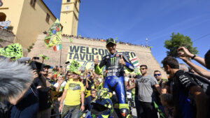 Valentino Rossi, un sogno che diventa realtà: la Yamaha per le strade di Tavullia