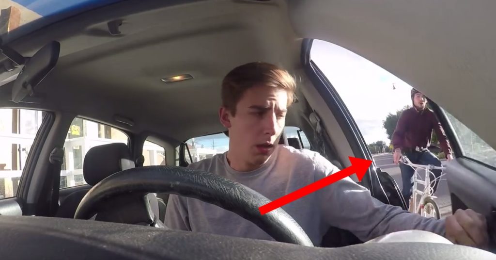 Come aprire lo sportello dell’auto (senza colpire un ciclista)