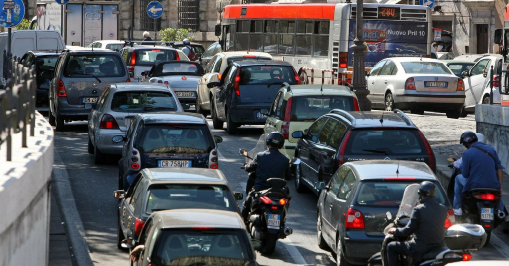 Italiani immersi nel traffico: trascorrono 2 ore al giorno in coda