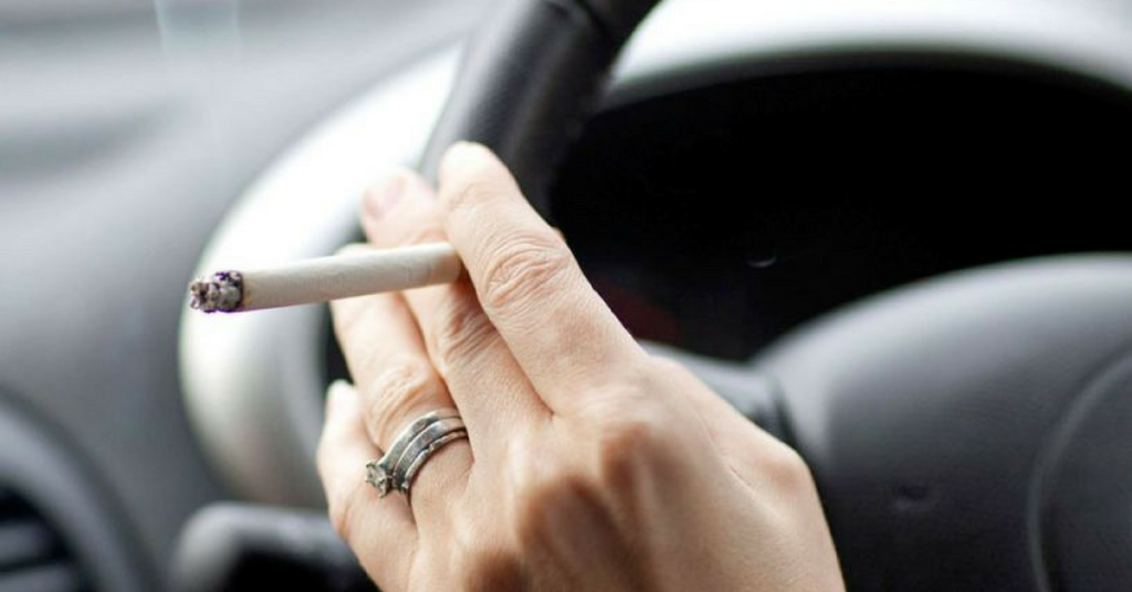 Fumare in auto è vietato: la multa può arrivare fino a 500 euro
