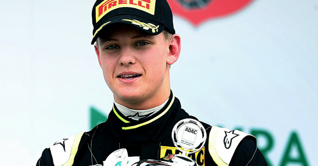 Mick Schumacher scende in pista a Spa: un omaggio alla prima vittoria del papà