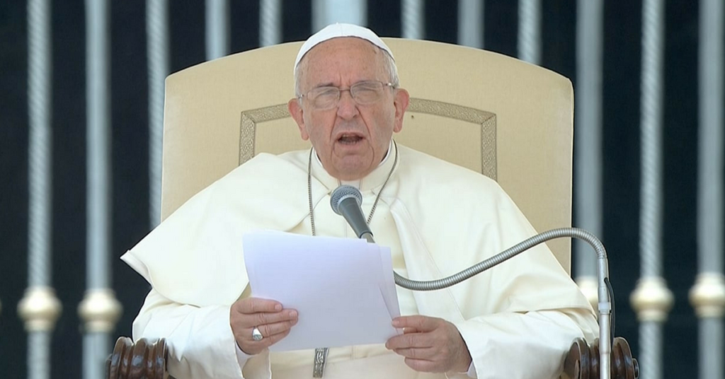 Papa Francesco contro la guida con il cellulare: “È da irresponsabili”