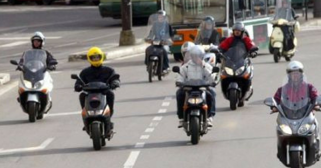 Vita dura per moto e scooter, multe fino a 169 euro per chi non tiene le luci accese