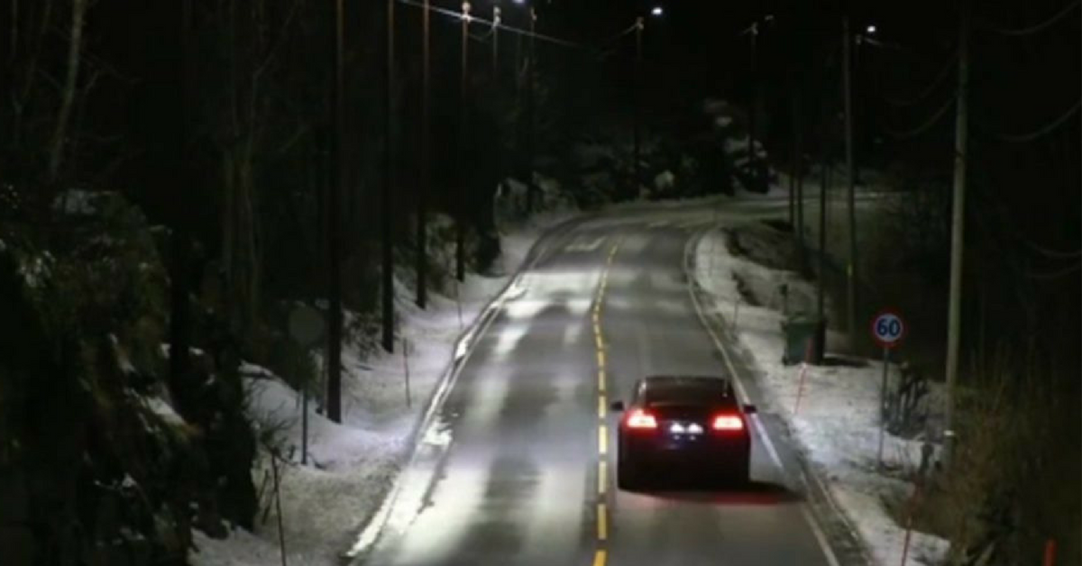 Lampioni intelligenti in Norvegia: si accendono quando passa un'auto