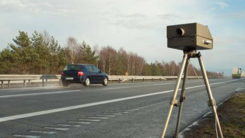 Un autovelox lo fotografa a 696 km/h ma l'automobilista è a bordo di una Opel Astra