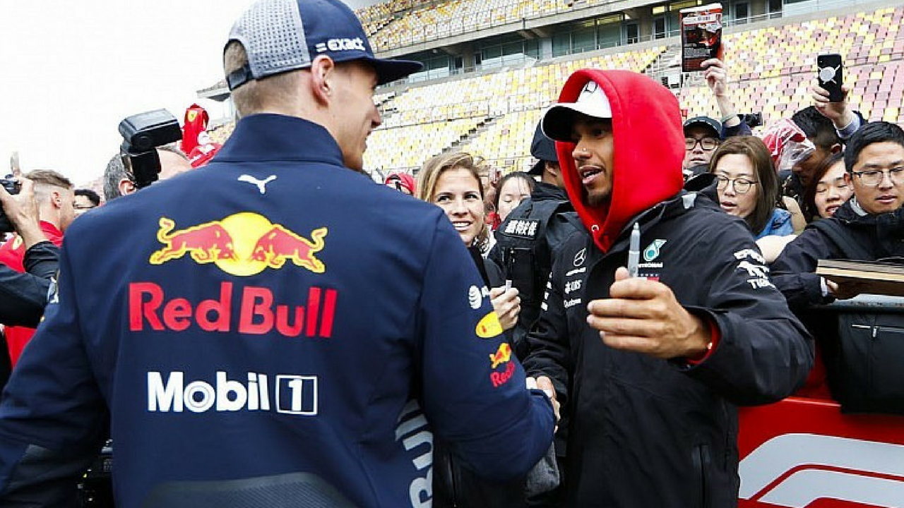 Hamilton-Verstappen, una stretta di mano per sancire la pace