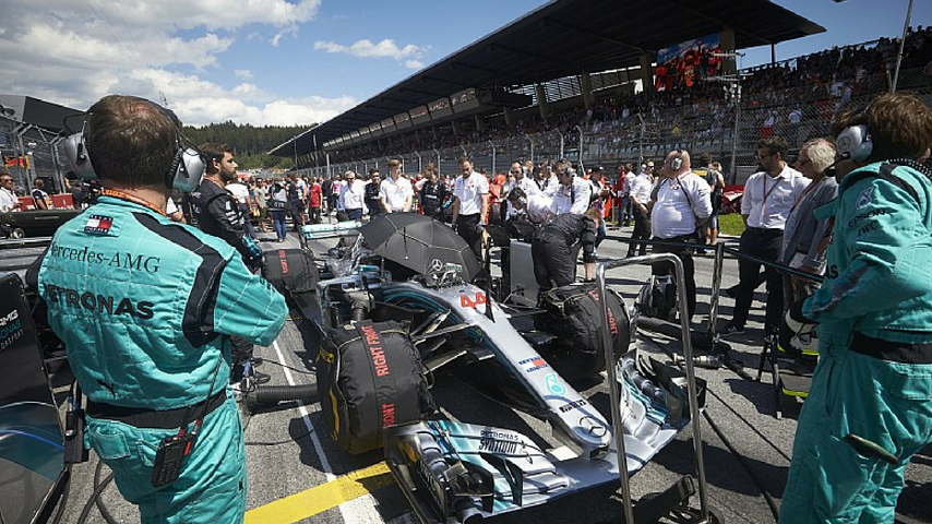 Formula 1, Hamilton: "Sul motore le Ferrari sono più avanti rispetto a noi"