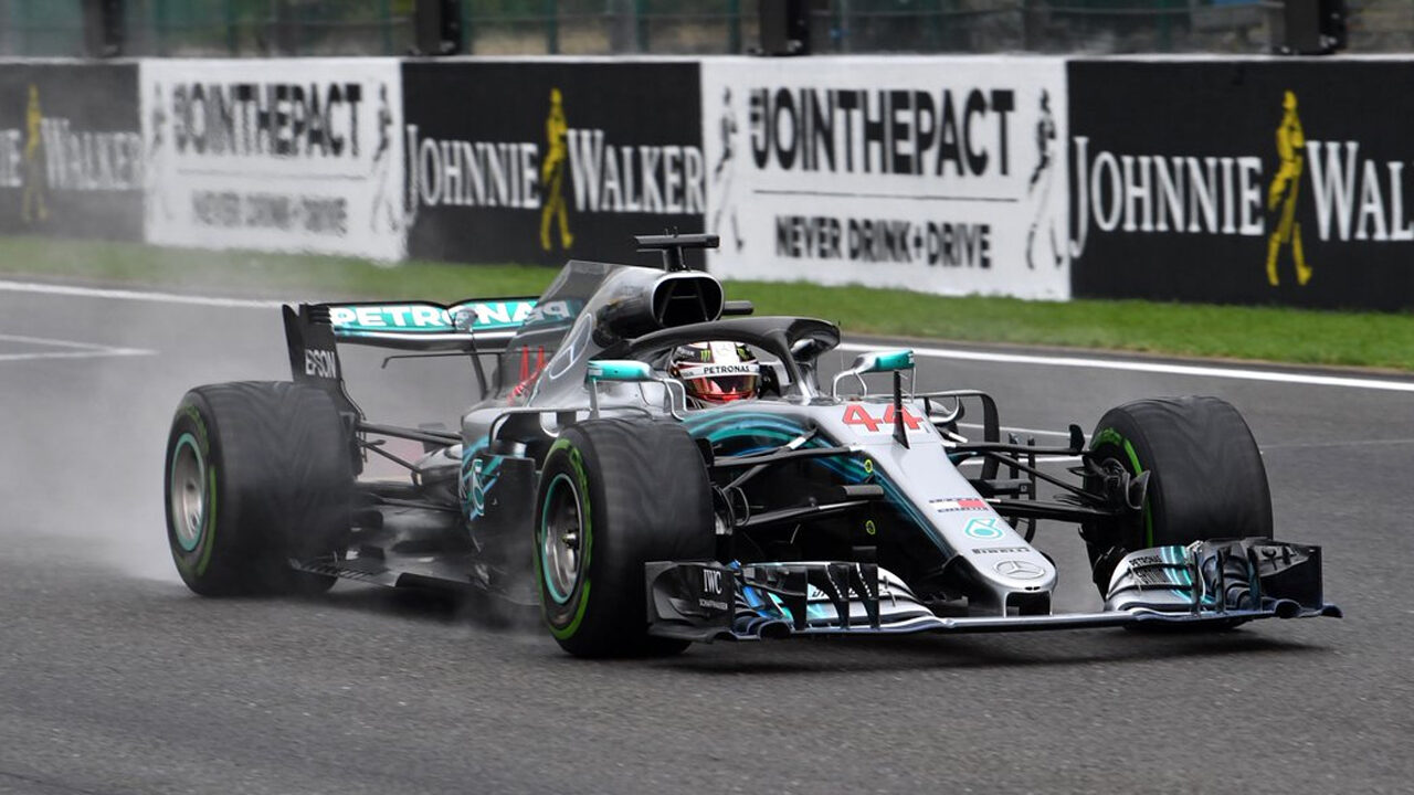 F1, a Spa la pioggia aiuta ancora la Mercedes: pole di Hamilton davanti a Vettel e Ocon