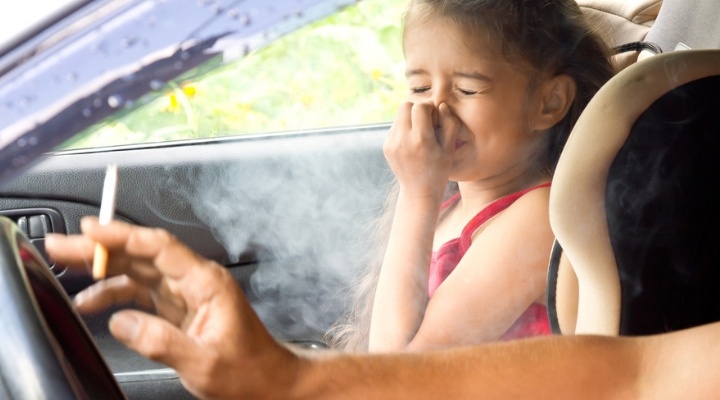 Multato padre fumatore alla guida in presenza del figlio minorenne